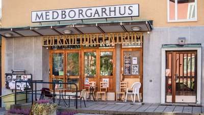 Hjorthagens Folkets hus, bokstavligen på krypavstånd ifrån Ropstens tunnelbanestation :)